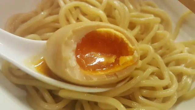 半熟蛋呈八成啫喱狀,兩成流心