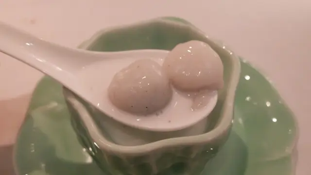 這份湯圓確實有「團圓」的寓意。杏香滑溜與軟糯湯圓沒有半點抗拒的理由