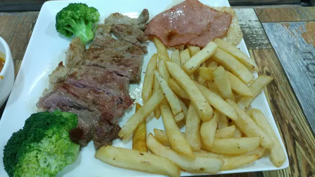 蒜蓉汁煎牛扒配薯條