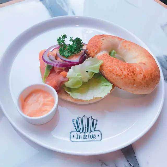 Smoked  salmon  &  avocado  bagel