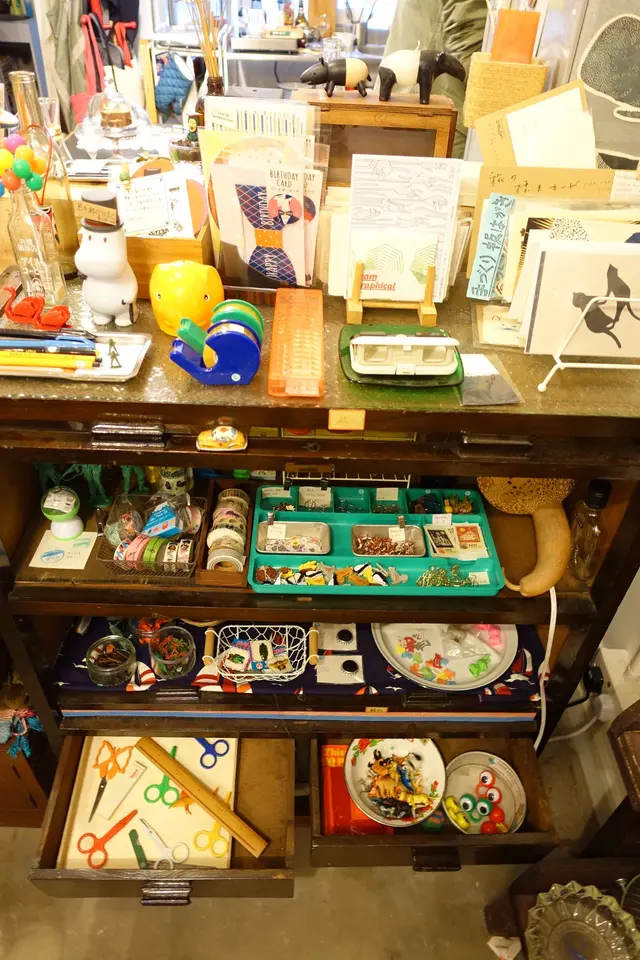 從中還找到給大家童年回憶的玩具及文具