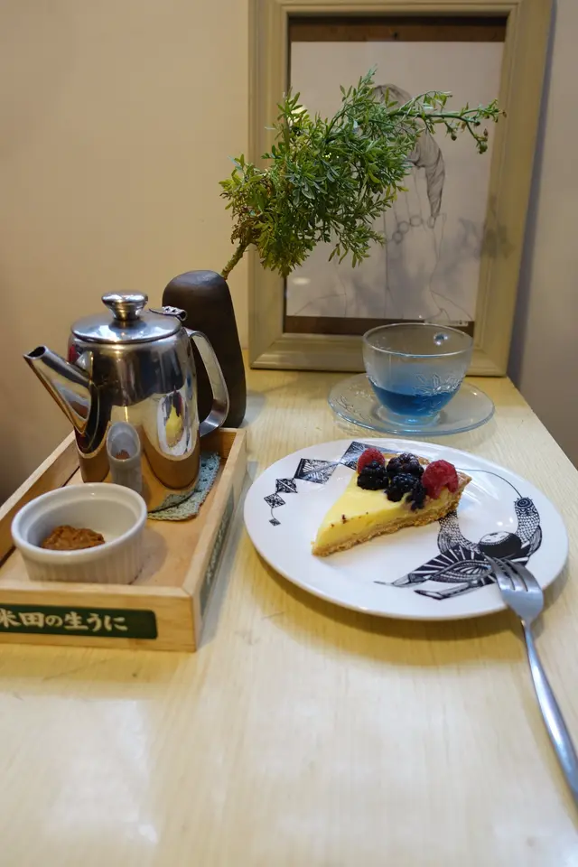 撻身濕潤鬆化，配上新鮮雜莓充滿天然果酸，酸度頗高
