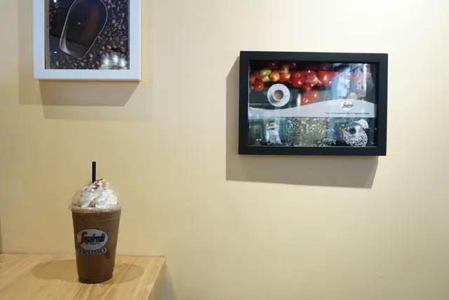 這家的咖啡豆經深層烘焙，啡香較深沉，甘苦而不帶酸