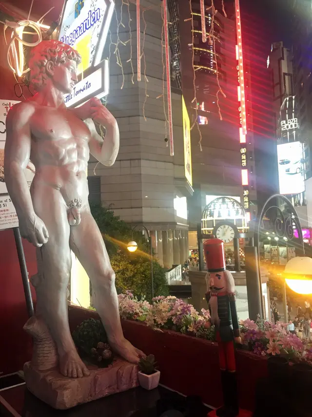 燈光朦朧,坐著高凳,手執咖啡,欣賞著具「香港魅力」的銅鑼灣街景,別具一番風味,是個有趣的體驗唷!