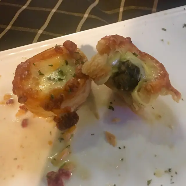 酥皮焗得熱烘烘,配上香草芝士和田螺,食落酥香開胃