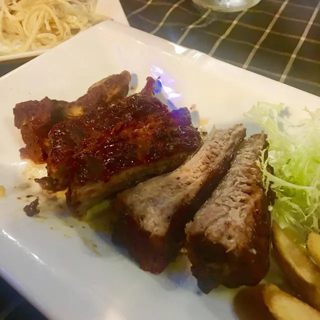 豬仔骨燒得入味,啖啖充滿了可口的BBQ燒汁!