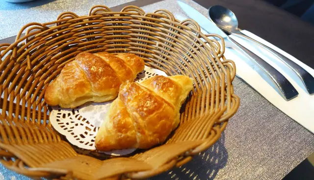 雖然鬆軟度未能與麵包店出品的相提並論，但當中的牛油味是不乏的