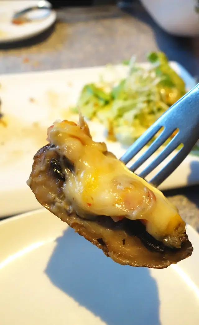 把大啡菇填滿的餡料除芝士外，原來蟹肉中混入了些蟹柳絲