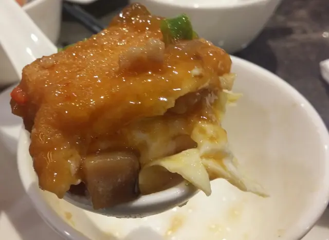 口感好滑, 有點像玉子豆腐, 醬汁有炸菜、肉碎等調配, 帶一點微辣