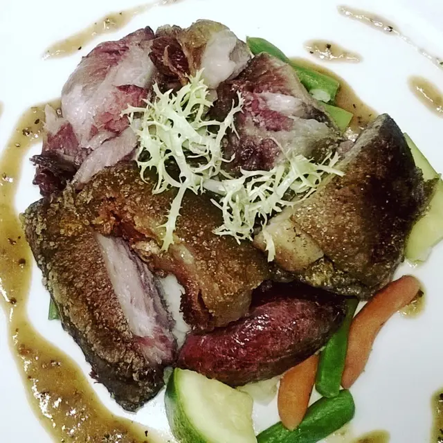 非常酥脆的豬皮和嫩肉裡面，非常美味的食物