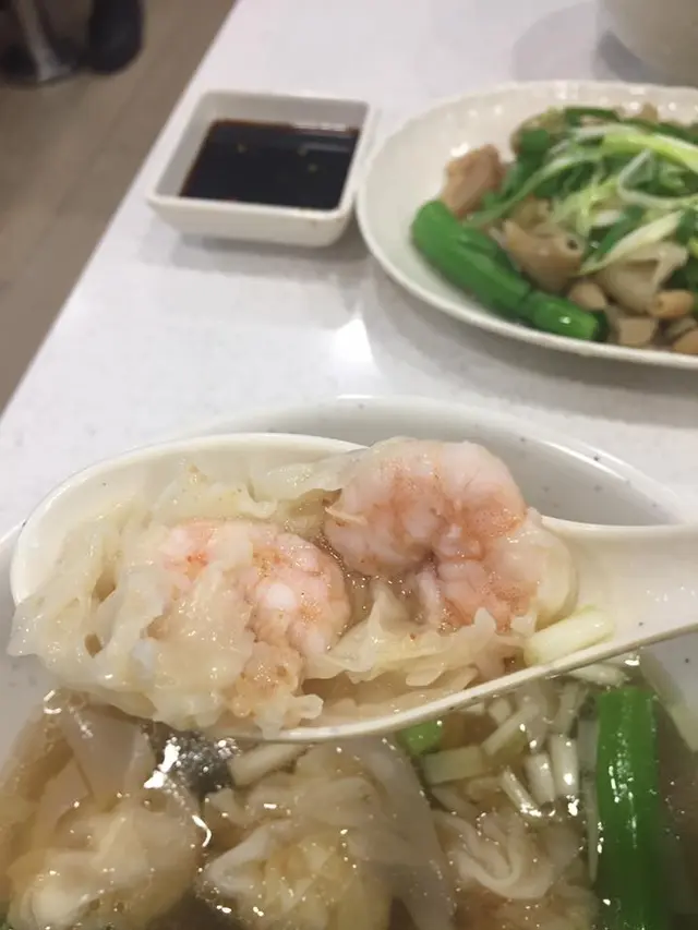 好大粒蝦，爽口彈牙，我見墻上有洪金寶同師傅嘅合照，我問老闆佢話洪金寶都鐘意食呢類大蝦雲吞。