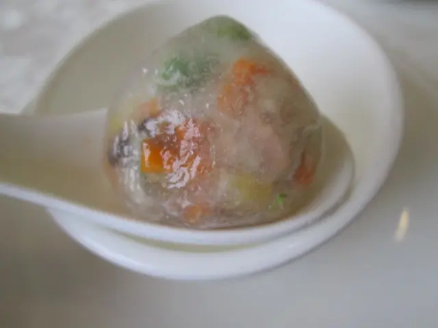 透出色彩豐富的饀料,   難怪以彩虹為名