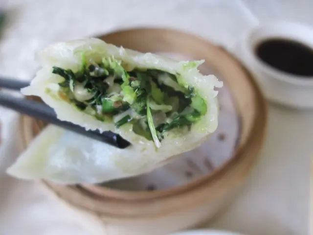 包着青香鮮嫩的菜饀