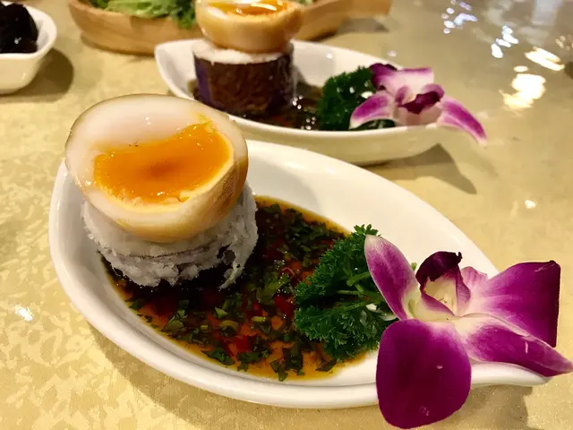 茶燻流心蛋伴黑魚子醬配厚切茄子