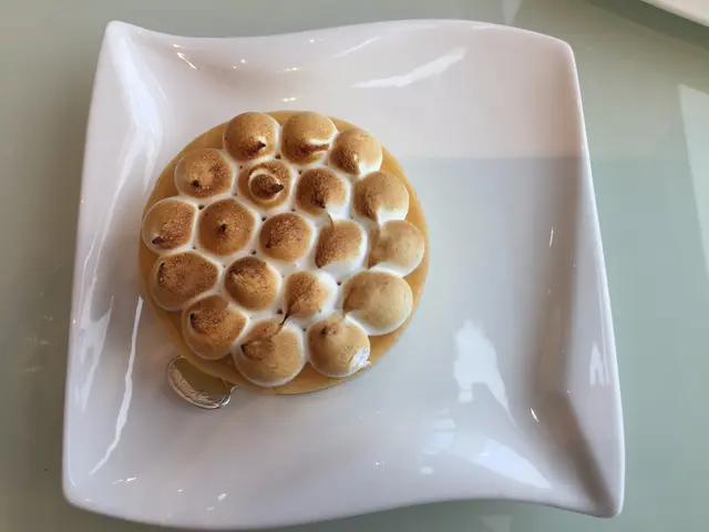 酸酸的，坦白說，若一個人只吃這撻一定吃不下。但二人吃，加上吃了其仔甜點，可以中和一下。