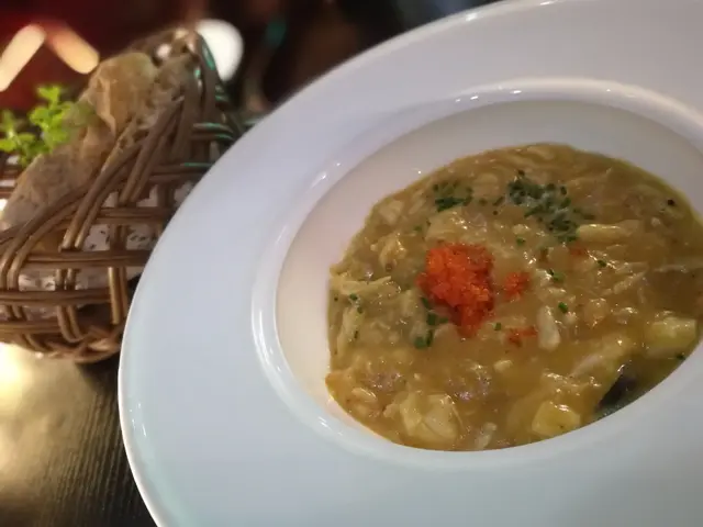 紅咖喱蟹肉配熱脆麵包