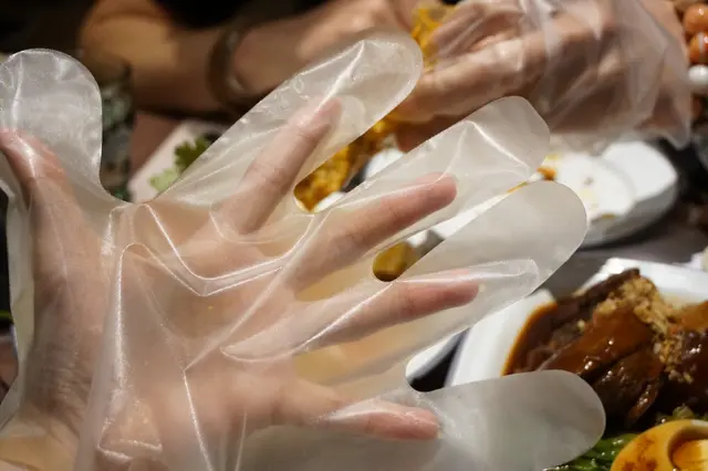 侍應送上膠手套、蟹鉗子,貼心以外,膠手套比一般來得厚身,吃完蟹手上不滴汁不沾。