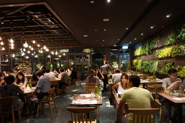 店面面積在形點而言是少有的寬廣,最吸引人的是近窗傍和露天位置,下午前來嘆茶享受日光一定十分愜意。