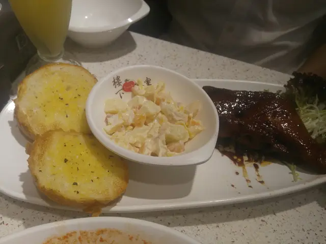 瑞士汁雞脾配蒜蓉包及沙律