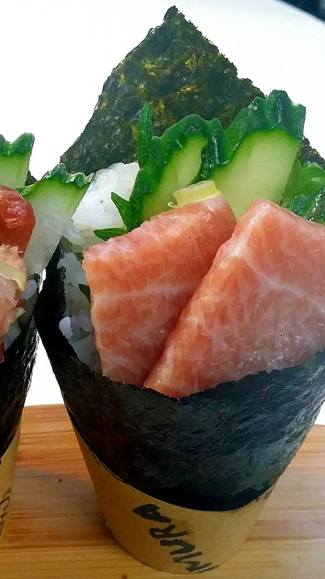 大吞魚腩只有兩片 雖然不算太肥美卻有微微魚油香 口感軟腍