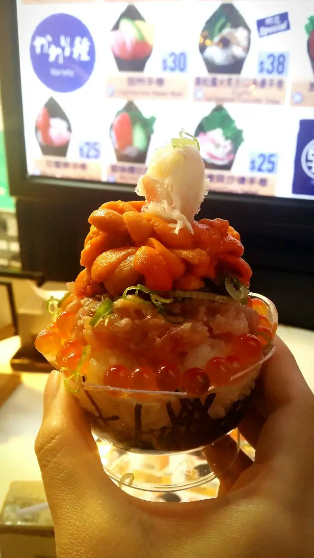 杯子細細卻材料滿滿
材料有原板日本海膽 松葉蟹 北海道帆立貝 吞拿魚腩 三文魚籽
小山丘底部係鋪滿紫菜絲嘅壽司飯