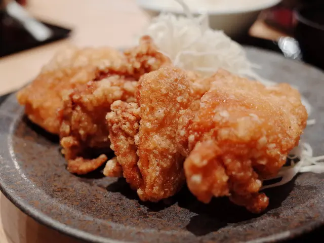 定食附有一碗白飯和味噌湯