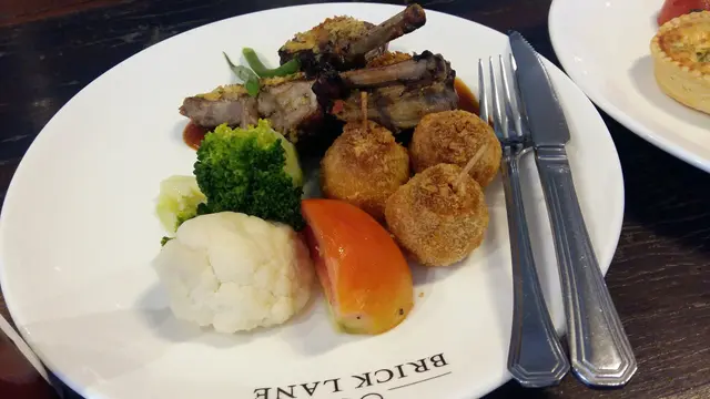 不好吃羊的我忍不住吃了一口,不太蘇!旁邊的3粒炸物, 外型像啤梨, 內裡是南瓜蓉,口感full full 的!