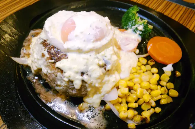 溫泉蛋他他汁漢堡扒