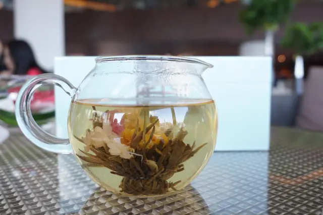 掀開一看那龍珠可憐地卧在幽閉當中,實在是教人失望。