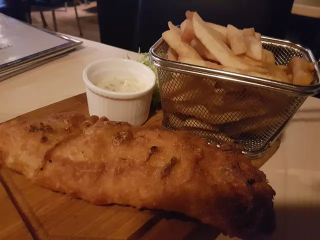 呢個條魚唔多脆,不過粉唔厚,啲魚都算滑嘅。最後,薯條咁平嘅嘢,我建議就比多幾條會好啲