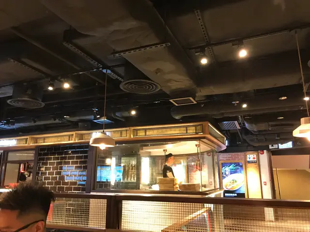 入口位置就見到燒魚、及切乳豬的廚房