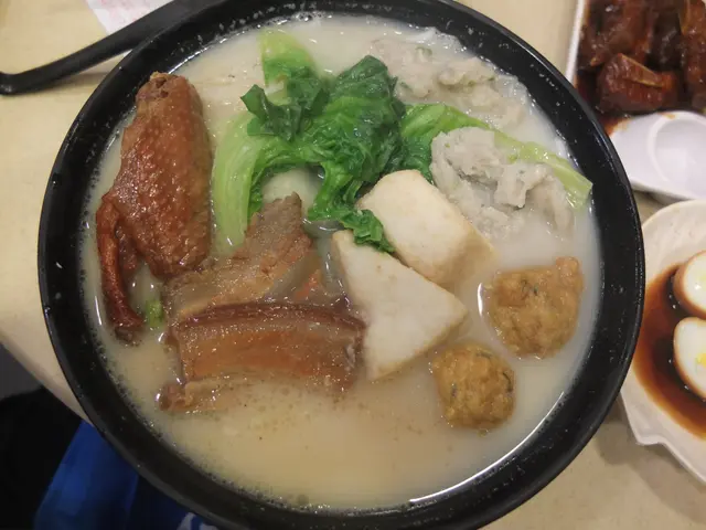 配料有魚腐、雞翼、腩肉、鯪魚肉、芽菜、生菜，配上魚湯底，好豐富！