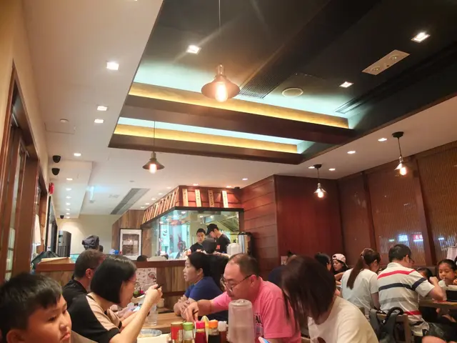 大門拉麵，打大旗號賣日式拉麵，入到去裝潢算不錯，至少一睇就知是日式拉麵店。坐位舒適，唔會迫！