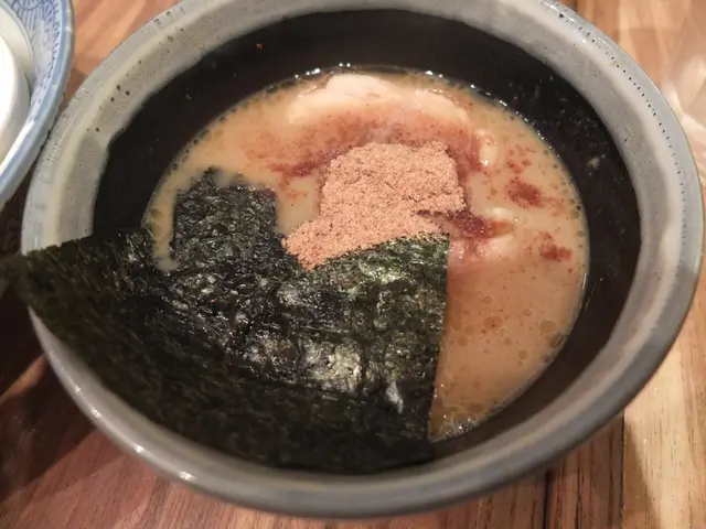 
以沾麵來說，湯底唔夠濃，但面頭重本下了大量鰹魚粉，勉強收貨。
以為以叉燒命名，會好多叉燒，但只有２舊，同個食物名唔夾。
紫菜未至於軟，但唔脆。
想食沾麵，但又唔想出銅、尖、旺，可以一試！
