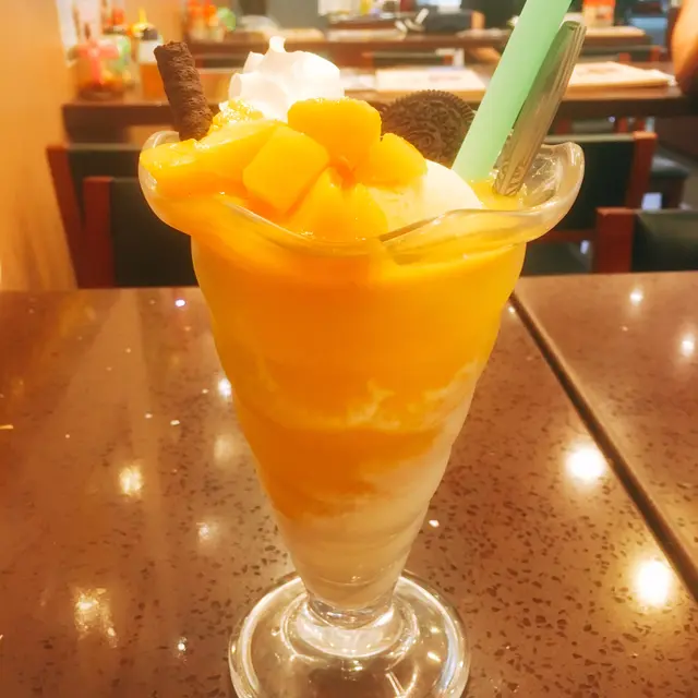 這杯芒果戀癡情,滿滿的芒果粒和芒果沙冰自然是主角,芒果齒頰留香,非常香甜冰涼;芒果雖好,卻要綠葉扶持-襯托芒果的有忌廉、雪糕、曲奇和朱古力條。吃完整個,只覺得意猶未盡,還癡癡戀著芒果的美好!