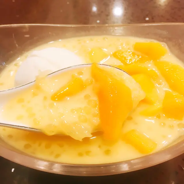 香甜滋潤的芒果搭配粉嫩多汁的西柚和冰冰涼涼的西米,還有畫龍點睛的冰鎮雪糕,所有美妙味道在口腔中歡快地碰撞,充滿誘惑!