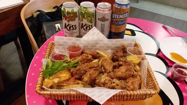 新鮮炸起  雞翼好脆, 炸薯條, 炸青椒及黃椒 巧味!