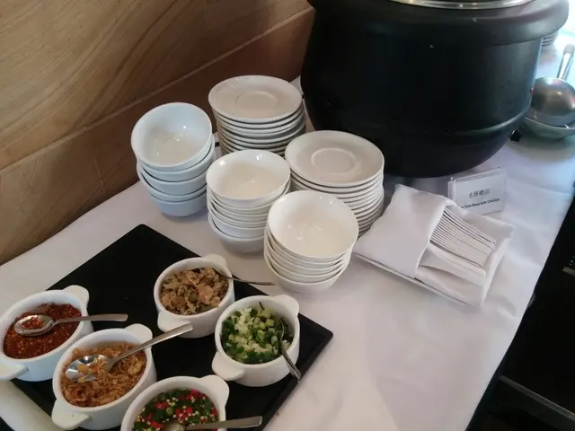 大煲冬陰功湯,粉麵配料