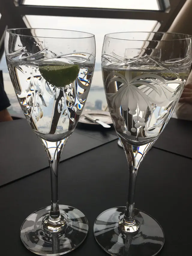 裝水的水晶杯是奧地利名牌Riedel