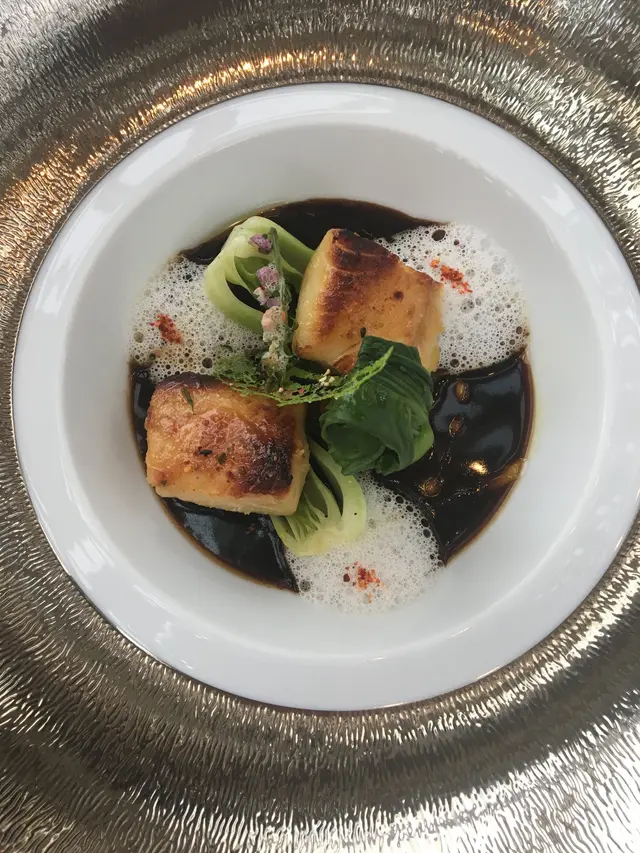 主菜 - 香烤法國海鱈魚配馬拉巴黑椒汁及椰汁泡沫