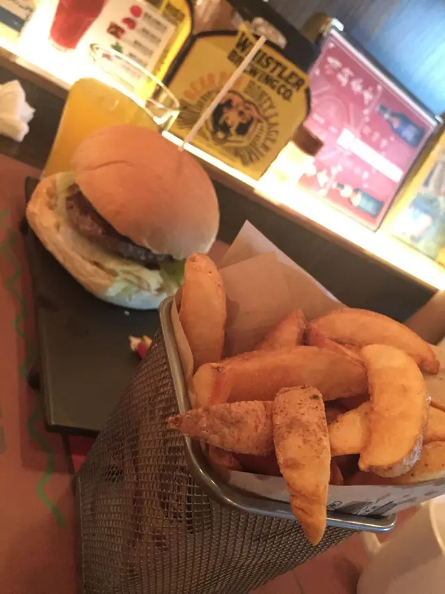 我寧願拎28蚊買M記都無咁嬲,啲薯角係無薯仔味,無翻炸唔香口,飲品我叫左橙汁---原來係果汁先生(我唔知距係咪唔識做生意,加28蚊換來竟然係呢啲質素),叫野飲記得唔好叫橙汁