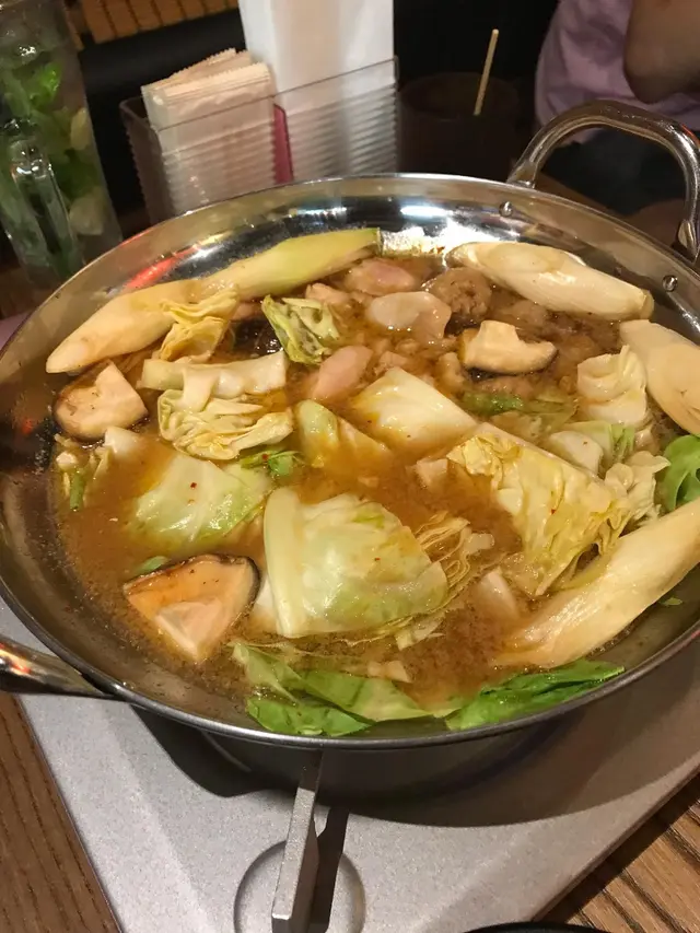 好多好中意既滑雞,個湯唔咸可以飲埋,有埋免沿雞肉丸同好多菜,分量可以3人share