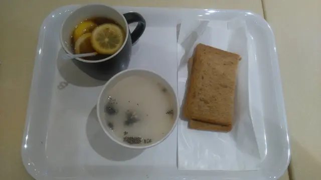 奇亞籽燕麥熱杯配多穀包,配熱檸茶