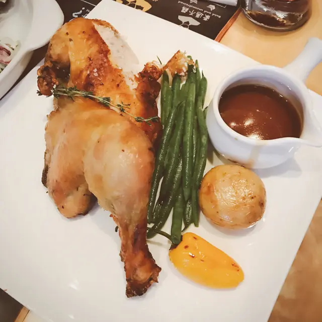 德國檸檬燒雞配香草燒薯及長青豆