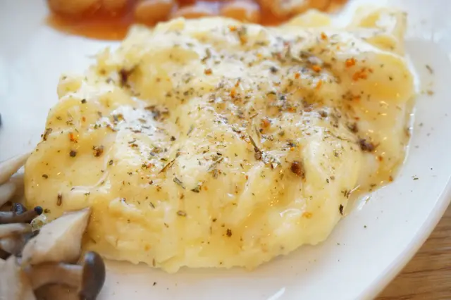 炒蛋口感滑溜溜的，撒上混合香草更為香口。