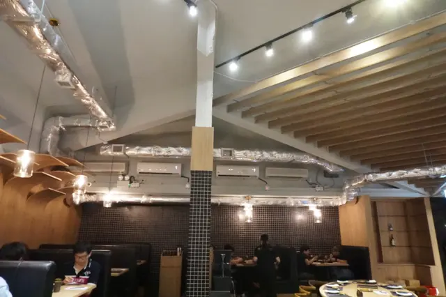 進入店內,第一眼停留在那挑高的樓底,正是善用了冬菇亭的健築優勢。