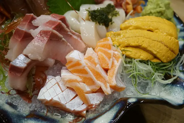 當中有中拖羅、極上三文魚腩、帶子、活赤貝、油甘魚腩、珍寶牡丹蝦、海膽