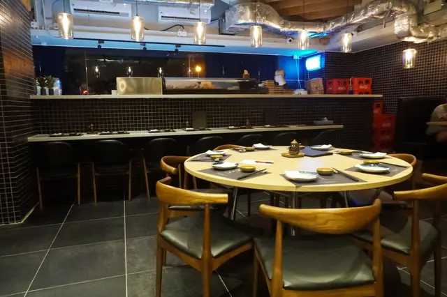 柔和的燈光打在木系牆壁之上,寬敞的食桌空間