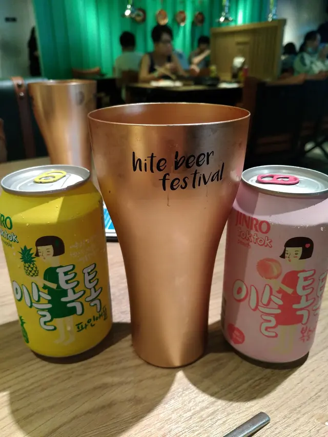 左面菠蘿、右面水蜜桃