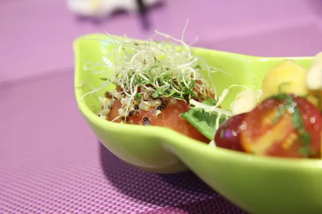 羅馬蕃茄藜麥伴胡麻醬